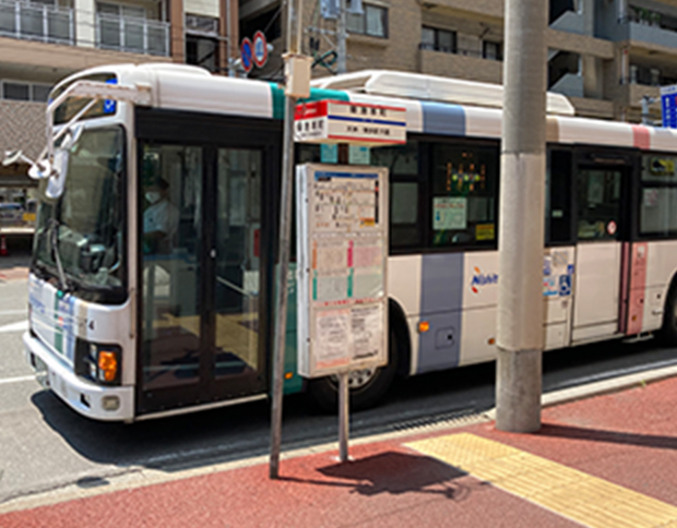 西鉄バス「築港本町」バス停 徒歩2分（約110m）